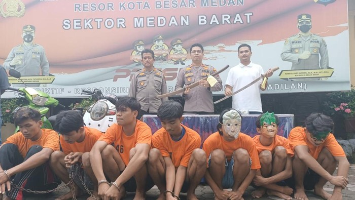 Polsek Medan Barat menangkap tujuh remaja geng motor yang membegal warga dengan membawa samurai di Jalan KL Yos Sudarso, Medan. Foto: Goklas Wisely/detikSumut