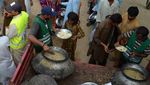 Korban Banjir Pakistan Antre Panjang Demi Pembagian Makanan