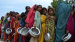 Korban Banjir Pakistan Antre Panjang Demi Pembagian Makanan