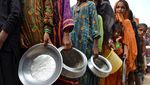 Korban Banjir Pakistan Antre Panjang Demi Pembagian Makanan