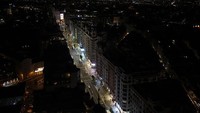 Salah satu ruas jalan yang masih menyala dan diapit gedung yang gelap gulita. Kebijakan baru ini disebut akan membantu negara dalam mencapai pengurangan konsumsi gas hingga 7 persen.   