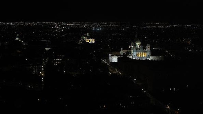 MADRID, SPAIN - SEPTEMBER 13: An aerial view of the city where some buildings in certain areas turn off lights whereas some others keep lights on in Madrid, Spain on September 13, 2022. According to the energy saving plan, the shop window lights and the lighting in the public buildings should be turned off at 10 p.m. local time. (Photo by Burak Akbulut/Anadolu Agency via Getty Images)