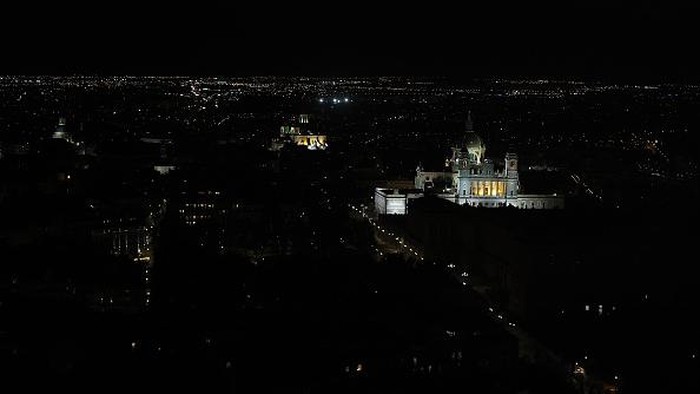 Lampu hingga Temperatur AC Dibatasi, Spanyol Gelap Gulita MADRID, SPAIN - SEPTEMBER 13: An aerial view of the city where some buildings in certain areas turn off lights whereas some others keep lights on in Madrid, Spain on September 13, 2022. According to the energy saving plan, the shop window lights and the lighting in the public buildings should be turned off at 10 p.m. local time. (Photo by Burak Akbulut/Anadolu Agency via Getty Images)