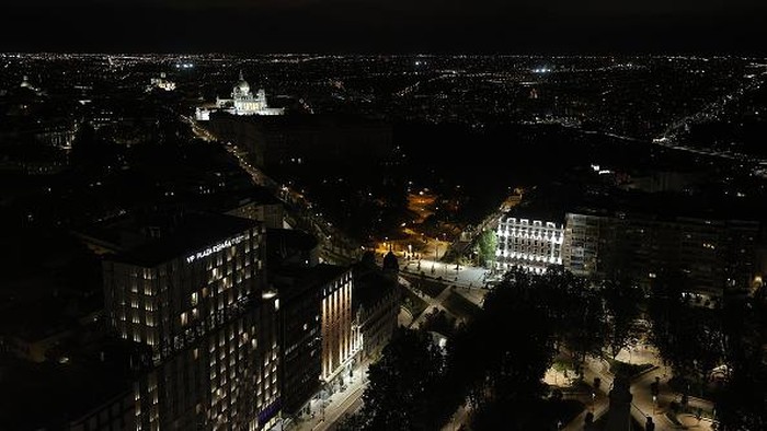 MADRID, SPAIN - SEPTEMBER 13: An aerial view of the city where some buildings in certain areas turn off lights whereas some others keep lights on in Madrid, Spain on September 13, 2022. According to the energy saving plan, the shop window lights and the lighting in the public buildings should be turned off at 10 p.m. local time. (Photo by Burak Akbulut/Anadolu Agency via Getty Images)