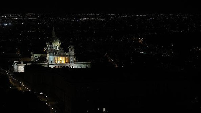 MADRID, SPAIN - SEPTEMBER 13: An aerial view of the city where some buildings in certain areas turn off lights whereas some others keep lights on in Madrid, Spain on September 13, 2022. According to the energy saving plan, the shop window lights and the lighting in the public buildings should be turned off at 10 p.m. local time. (Photo by Burak Akbulut/Anadolu Agency via Getty Images)