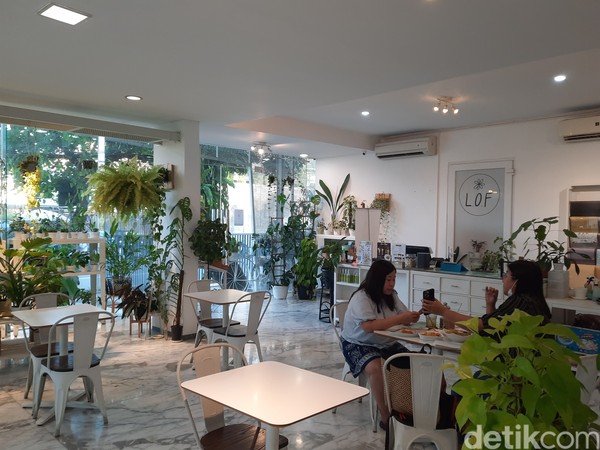 Berbeda dengan kafe lainnya, L.O.F Coffee & Tea memiliki kesan yang tenang dan menyegarkan. Itu didapatkan dari arsitektur bangunan minimalis yang didominasi warna putih lalu dipadukan dengan hijaunya tanaman yang dijual di sana. Foto: Putu Intan/detikcom Berbeda dengan kafe lainnya, L.O.F Coffee & Tea memiliki kesan yang tenang dan menyegarkan. Itu didapatkan dari arsitektur bangunan minimalis yang didominasi warna putih lalu dipadukan dengan hijaunya tanaman yang dijual di sana. Foto: Putu Intan/detikcom