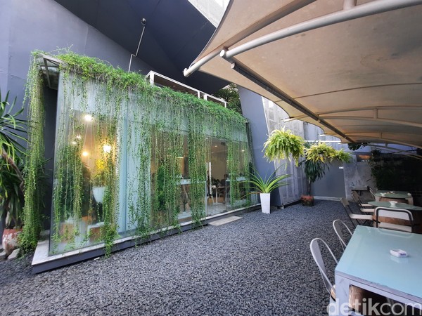 Kafe ini juga luas. Ada area indoor yang dilengkapi dengan pendingin ruangan. Sementara untuk area outdoornya ada di lantai satu maupun lantai dua. Foto: Putu Intan/detikcom Kafe ini juga luas. Ada area indoor yang dilengkapi dengan pendingin ruangan. Sementara untuk area outdoornya ada di lantai satu maupun lantai dua. Foto: Putu Intan/detikcom