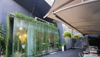 Kafe ini juga luas. Ada area indoor yang dilengkapi dengan pendingin ruangan. Sementara untuk area outdoornya ada di lantai satu maupun lantai dua. Foto: Putu Intan/detikcom