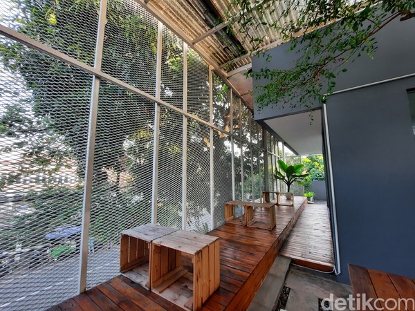 Untuk area outdoor ini lebih spesial karena tempat duduknya unik serta Instagramable. Di lantai 2, traveler dapat duduk santai di bean bag. Foto: Putu Intan/detikcom Untuk area outdoor ini lebih spesial karena tempat duduknya unik serta Instagramable. Di lantai 2, traveler dapat duduk santai di bean bag. Foto: Putu Intan/detikcom