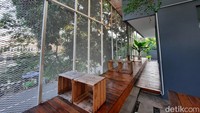 Untuk area outdoor ini lebih spesial karena tempat duduknya unik serta Instagramable. Di lantai 2, traveler dapat duduk santai di bean bag. Foto: Putu Intan/detikcom