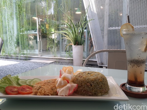 Salah satu menu makanan yang ada di L.O.F Coffee & Tea, nasi goreng hijau dan telur dadar. Ditambah minuman segar honey lime tea. Foto: Putu Intan/detikcom Salah satu menu makanan yang ada di L.O.F Coffee & Tea, nasi goreng hijau dan telur dadar. Ditambah minuman segar honey lime tea. Foto: Putu Intan/detikcom