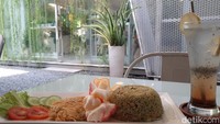 Salah satu menu makanan yang ada di L.O.F Coffee & Tea, nasi goreng hijau dan telur dadar. Ditambah minuman segar honey lime tea. Foto: Putu Intan/detikcom