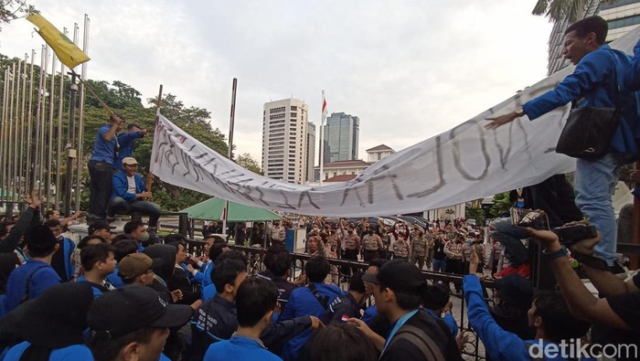Mahasiswa demo di Balai Kota Jakarta
