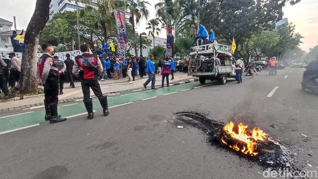 Mahasiswa demo di Balai Kota Jakarta