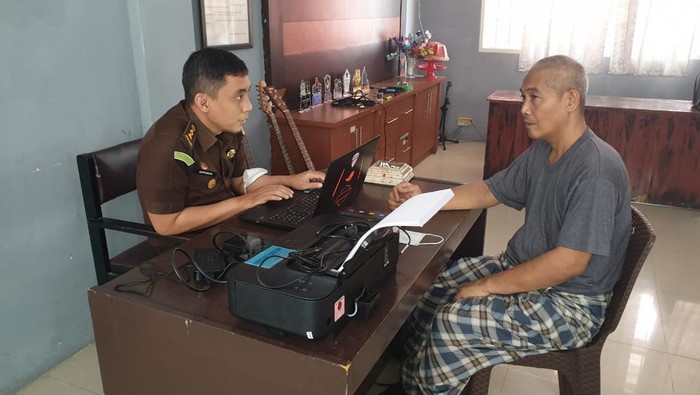Mantan Kasatpol PP Makassar, Muhammad Iqbal Asnan diperiksa penyidik Kejaksaan Tinggi (Kejati) Sulawesi Selatan (Sulsel) di Rutan Kelas I Makassar.