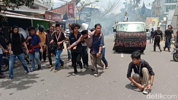 Massa demo di PN Makale dievakuasi saat terkena lemparan gas air mata.