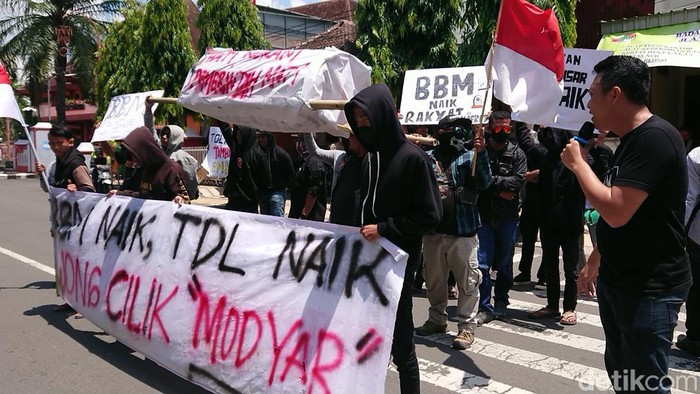 Massa demo harga bbm naik di Trenggalek