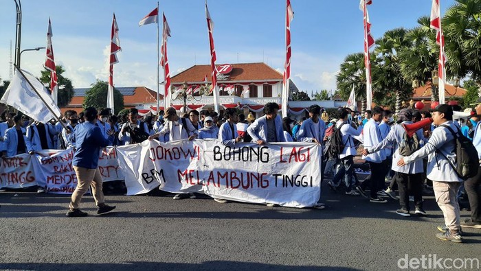 Massa mahasiswa di depan Grahadi bubar