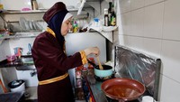 Koki Palestina Amena Al-Hayek memasak makanan di restoran Sabaia VIP.  Restoran ini menangkap peluang dari para perempuan yang mengeluhkan kekurangan tempat rekreasi yang aman.
