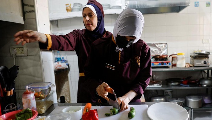 A Palestinian waitress work at the newly-opened women-only restaurant, called Sabaia VIP, in Gaza City September 6, 2022. REUTERS/Mohammed Salem