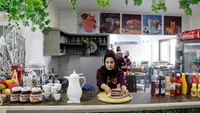 Seorang pramusaji Palestina menyiapkan pesanan untuk diantar ke meja konsumen. Sabaia berarti Lasse dalam bahasa Arab, pilihan kata yang menyenangkan untuk pelanggan yang terdiri dari wanita dari segala usia. Dan tidak ada pria.