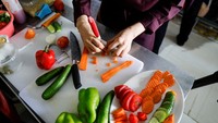 Koki Palestina Amena Al-Hayek menyiapkan bahan makanan untuk dimasak di restoran Sabaia VIP. Tempat makan itu merupakan restoran yang mempekerjakan staf perempuan dan hanya melayani pengunjung perempuan.