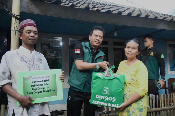 Menginap di Desa Buninagara, Bupati Bandung Bantu Perbaiki Rumah Warga