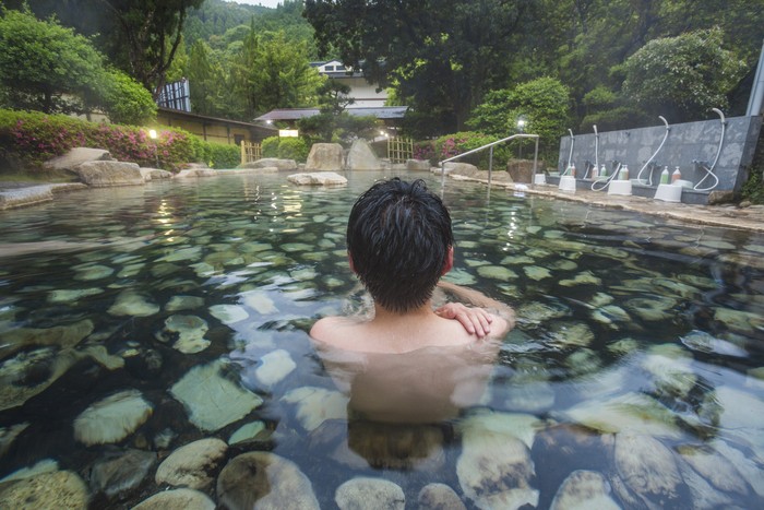Tradisi Jepang yang kental membuatnya menjadi salah satu pemikat destinasi wisata. Salah satunya onsen yang dikenal sebagai tempat berendam air panas.