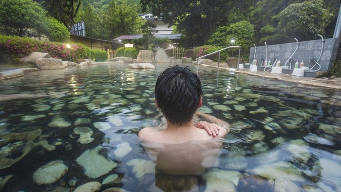 Tradisi Jepang yang kental membuatnya menjadi salah satu pemikat destinasi wisata. Salah satunya onsen yang dikenal sebagai tempat berendam air panas.