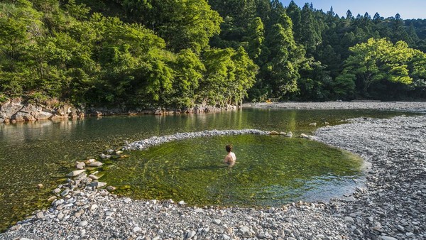 Pemandian alami nan indah ini merupakan Kawayo onsen yang dialiri oleh Sungai Oto-gawa di Prefektur Wakayama, Kansai. Natural banget gaes.