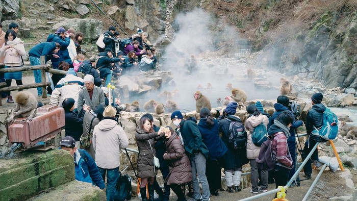 Tradisi Jepang yang kental membuatnya menjadi salah satu pemikat destinasi wisata. Salah satunya onsen yang dikenal sebagai tempat berendam air panas.