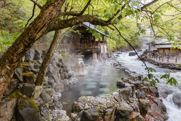 Tradisi Jepang yang kental membuatnya menjadi salah satu pemikat destinasi wisata. Salah satunya onsen yang dikenal sebagai tempat berendam air panas.