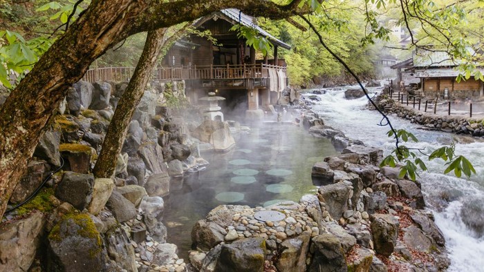 Tradisi Jepang yang kental membuatnya menjadi salah satu pemikat destinasi wisata. Salah satunya onsen yang dikenal sebagai tempat berendam air panas.
