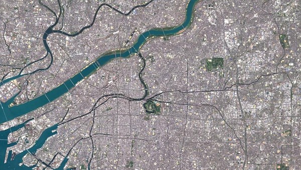 Berikutnya, ada lanskap Kota Osaka yang dibelah oleh aliran sungai. Indah banget.