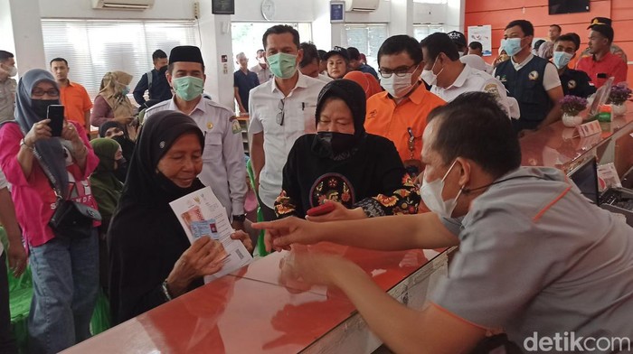 Mensos Tri Rismaharini meninjau penyaluran BLT BBM di Banda Aceh.
