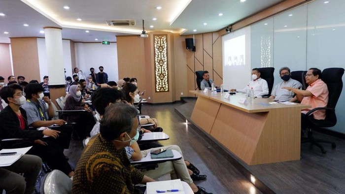 Menteri ESDM dan Rizal Ramli Bahas Kenaikan Harga BBM Diskusi yang membahas kenaikan harga BBM bersubsidi digelar Fakultas Ekonomi dan Bisnis Universitas Indonesia. Diskusi itu menghadirkan menteri ESDM dan ekonom Rizal Ramli.