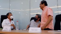 Menteri ESDM Arifin Tasrif (kiri) berbincang bersama tokoh eEkonomi Rizal Ramli dan Dosen FEB UI Berly Martawardaya (tengah) dalam acara diskusi Taman Makara di Kampus UI Depok, Rabu (14/9).