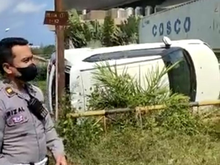 mobil mundur terguling
