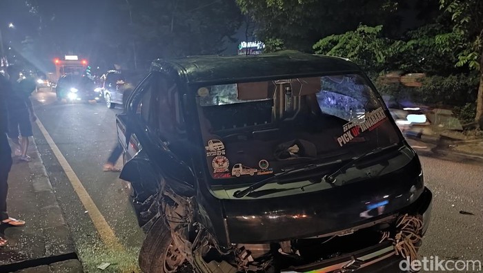 Mobil Pikap Tabrak Tiang Lampu di Bogor