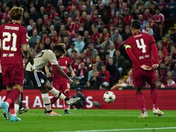 Momen bertahan serupa sempat diperlihatkan Virgil van Dijk ketika menghadapi tembakan Jadon Sancho ketika Liverpool dikalahkan MU. Foto: PA Images via Getty Images/Martin Rickett - PA Images