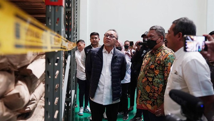 Momen Kemendag Amankan Produk Impor Tak Sesuai Ketentuan Senilai Rp120,5 Miliar Menteri Perdagangan Zulkifli Hasan melalui Direktorat Jenderal Perlindungan Konsumen dan Tertib Niaga (PKTN) melakukan pengamanan atas produk hewan olahan asal impor (susu skim bubuk, keju, whey protein, dll) sebanyak 2.735,3 ton dengan nilai sekitar Rp120,5 miliar. Tindakan pengamanan tersebut merupakan temuan hasil pengawasan Kementerian Perdagangan di kawasan pergudangan di Kabupaten Bogor, Jawa Barat.