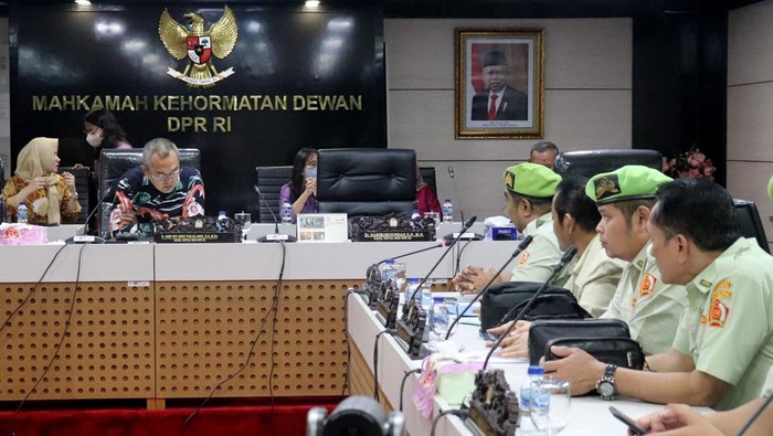 Momen Pemuda Panca Marga Geruduk MKD DPR RI, Ada Apa? Ketua Umum Pimpinan Pusat Pemuda Panca Marga (PP PPM) Berto Izaak Doko bersama jajaran mendatangi Mahkamah Kerhormatan Dewan (MKD) DPR RI di Jakarta, Rabu (14/9/2022) terkait pernyataan Anggota Komisi I DPR RI Effendi Simbolon dalam Rapat Dengar Pendapat (RDP) Komisi I DPR RI dengan Kemenhan dan TNI pada Senin, 5 September 2022 lalu.