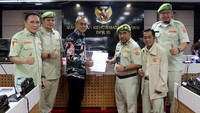 Mereka diterima langsung oleh Wakil Ketua MKD DPR RI Andi Rio Idris Padjalangi. Pemuda Panca Marga sebagai bagian Keluarga Besar TNI menyikapi soal pernyataan Effendi Simbolon yang sangat melukai TNI dan Keluarga Besarnya agar ditindak tegas. Terlebih pernyataan tersebut sangat berlebihan serta menggiring pada opini ditengah masyarakat seolah-oleh TNI tidak solid dan melanggar Peraturan DPR RI Tentang Kode Etik DPR RI.