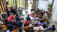Buku ini menyampaikan kisah tentang cinta yang tumbuh, membangun kehidupan bersama, dan membesarkan anak-anak.