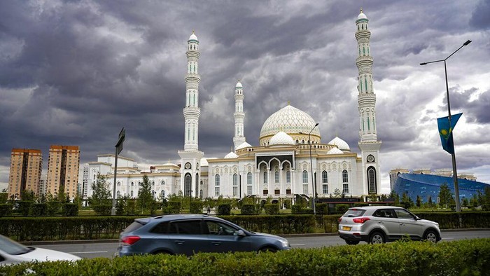 Nama Ibu Kota Kazakhstan Ganti Lagi, Kembali Jadi Astana A view of Hazrat Sultan Mosque in Nur-Sultan, Kazakhstan, Monday, Sept. 12, 2022. Kazakh President Kassym-Jomart Tokayev has agreed to restore the former name of the country's capital just three years after he renamed it in honor of his predecessor, his spokesman said Tuesday. (AP Photo/Alexander Zemlianichenko)