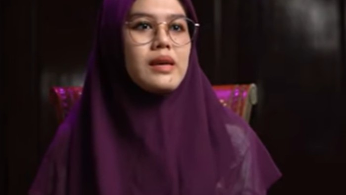 Ustadzah Imaz Fatimatuz Zahra (Ning Imaz) dari Pondok Pesantren Lirboyo, Kediri, Jawa Timur.