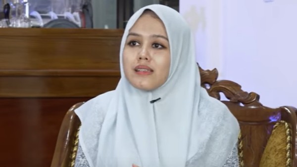 Yalangoch qizlar krosda yugurishmoqda