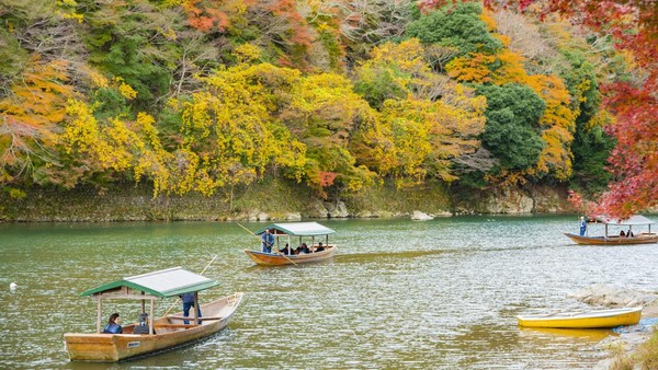 Sungai Hozugawa di Kyoto menampilkan deretan pohon khas musim gugur di sepanjang alirannya. Tak hanya itu, suasana ini dapat Anda nikmati sambil naik perahu tradisional lho.