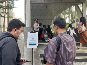 Aplikasi PeduliLindungi Eror, Warga Dibebaskan Nyelonong Masuk MRT-KRL Tanpa Scan