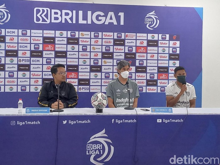 Pelatih Bali United Stefano Cugurra, dan Bek Bali United, Haudi Abdillah, saat konfrensi pers di Stadion Manahan Solo, Rabu (14/9/2022).